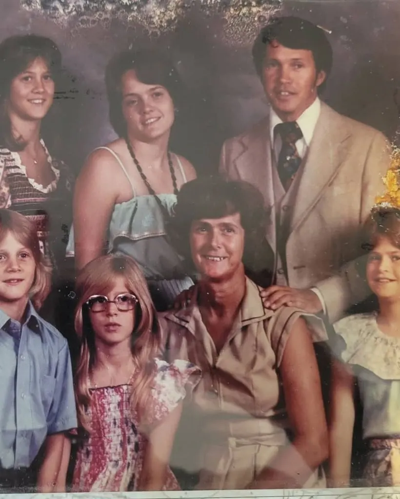 A 1970s studio portrait of Dagwood in a tan suit with Jean and six of their children